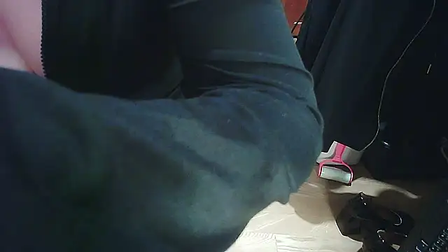 Snapshot of cindy01113520 chatting on 02-06-25, 02:37 cindy01113520 online show from 02-06-25, 02:37