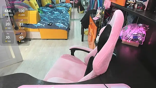 Snapshot of Softie_Sofy chatting on 10-15-25, 05:18 Softie Sofy online show from 10-15-25, 05:18