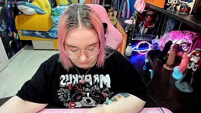 Snapshot of Softie_Sofy chatting on 10-19-25, 02:01 Softie Sofy online show from 10-19-25, 02:01