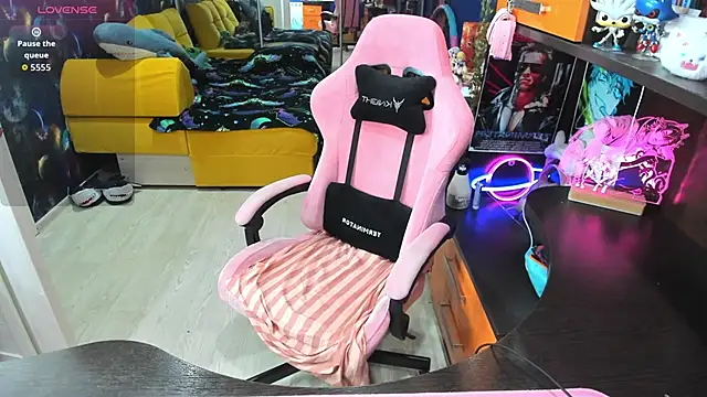 Snapshot of Softie_Sofy chatting on 12-16-25, 01:32 Softie Sofy online show from 12-16-25, 01:32