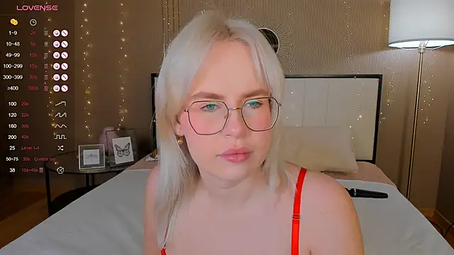 Snapshot of bellatip chatting on 10-20-25, 12:44 bellatip online show from 10-20-25, 12:44