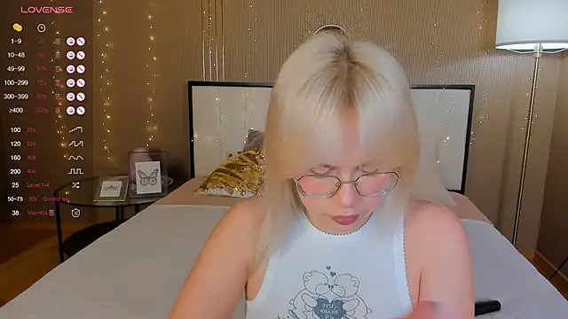 Snapshot of bellatip chatting on 10-31-25, 12:33 bellatip online show from 10-31-25, 12:33