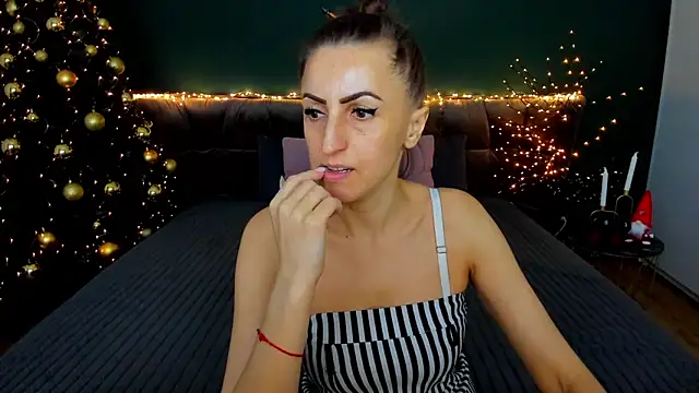 Snapshot of Rebecca_Diamond chatting on 12-19-25, 06:31 Rebecca Diamond online show from 12-19-25, 06:31