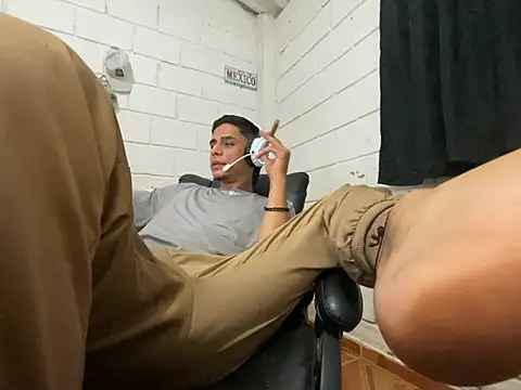 Snapshot of Max_TheHorseDick chatting on 05-27-26, 01:57 Max TheHorseDick online show from 05-27-26, 01:57