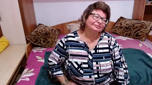 Snapshot of SweetMommaX chatting on 10-16-25, 01:56 SweetMommaX online show from 10-16-25, 01:56