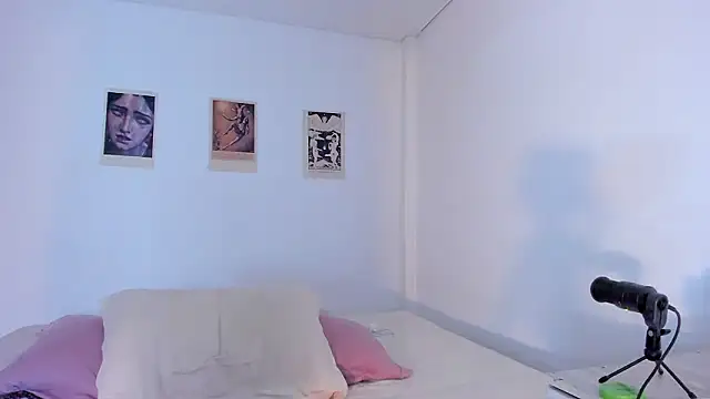 Snapshot of Moonlight1002 chatting on 02-28-26, 02:23 Moonlight1002 online show from 02-28-26, 02:23