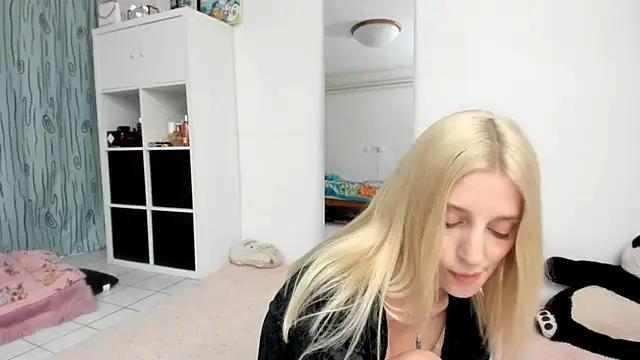 Snapshot of KenzieDawton chatting on 05-20-26, 04:24 KenzieDawton online show from 05-20-26, 04:24