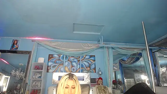 Snapshot of ADRIANNA_FOX chatting on 06-26-26, 08:08 ADRIANNA FOX online show from 06-26-26, 08:08