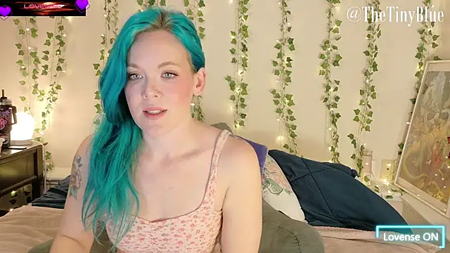 Snapshot of thetinyblue chatting on 11-18-25, 06:23 thetinyblue online show from 11-18-25, 06:23