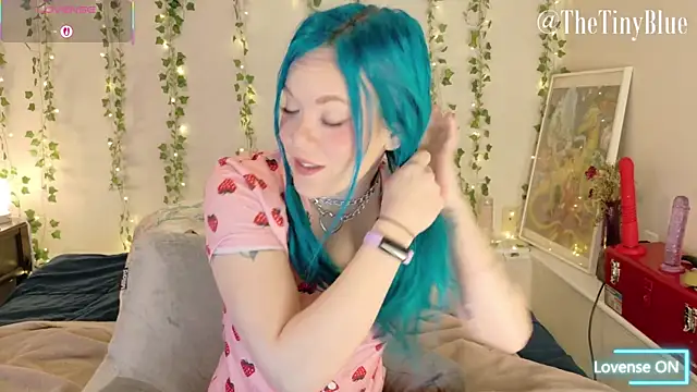 Snapshot of thetinyblue chatting on 01-07-26, 05:37 thetinyblue online show from 01-07-26, 05:37