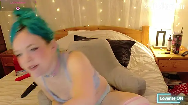 Snapshot of thetinyblue chatting on 02-10-26, 06:12 thetinyblue online show from 02-10-26, 06:12