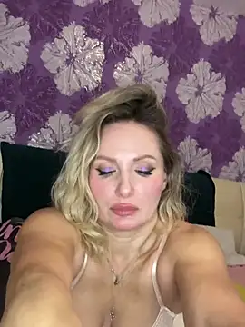 Snapshot of AngelOxy chatting on 12-19-24, 04:46 AngelOxy online show from 12-19-24, 04:46