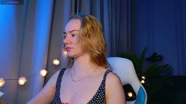 Snapshot of Ramona___ chatting on 12-23-25, 06:11 Ramona online show from 12-23-25, 06:11