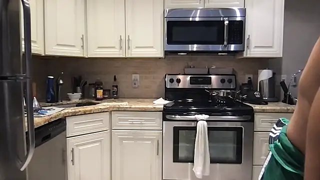 BigGuyMuscle online show from 11-10-25, 03:00