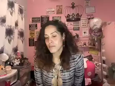 Snapshot of latinacubana chatting on 01-05-25, 12:42 latinacubana online show from 01-05-25, 12:42