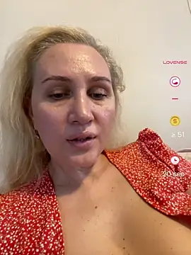 Snapshot of YourBlondee chatting on 06-04-26, 12:33 YourBlondee online show from 06-04-26, 12:33