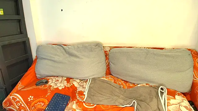 Snapshot of jhon_gade chatting on 10-21-25, 04:24 jhon gade online show from 10-21-25, 04:24