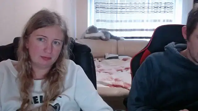 Snapshot of PeterAndJen chatting on 03-09-25, 04:00 PeterAndJen online show from 03-09-25, 04:00