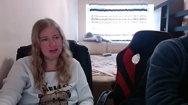 Snapshot of PeterAndJen chatting on 03-10-25, 06:59 PeterAndJen online show from 03-10-25, 06:59