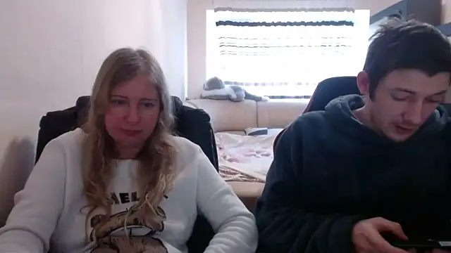 Snapshot of PeterAndJen chatting on 03-10-25, 10:04 PeterAndJen online show from 03-10-25, 10:04