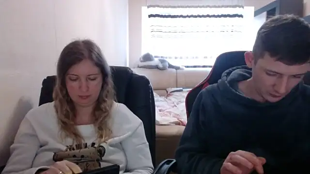 Snapshot of PeterAndJen chatting on 03-12-25, 12:26 PeterAndJen online show from 03-12-25, 12:26