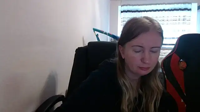 Snapshot of PeterAndJen chatting on 09-19-25, 06:37 PeterAndJen online show from 09-19-25, 06:37