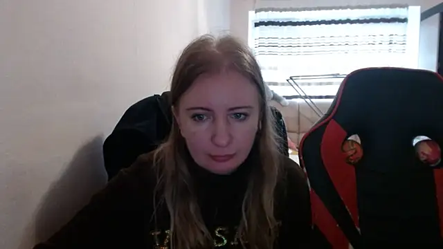 Snapshot of PeterAndJen chatting on 10-04-25, 06:44 PeterAndJen online show from 10-04-25, 06:44