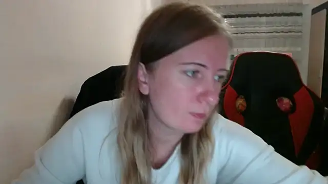 Snapshot of PeterAndJen chatting on 10-05-25, 07:01 PeterAndJen online show from 10-05-25, 07:01