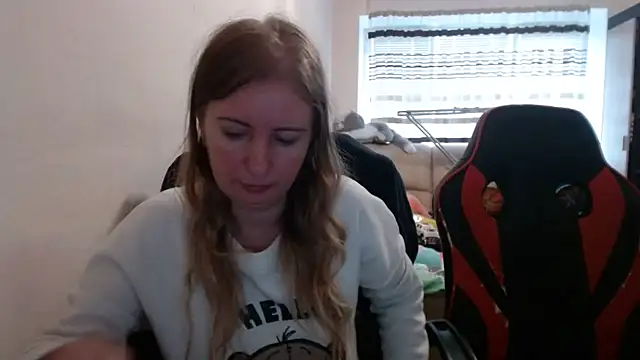 Snapshot of PeterAndJen chatting on 10-08-25, 07:50 PeterAndJen online show from 10-08-25, 07:50