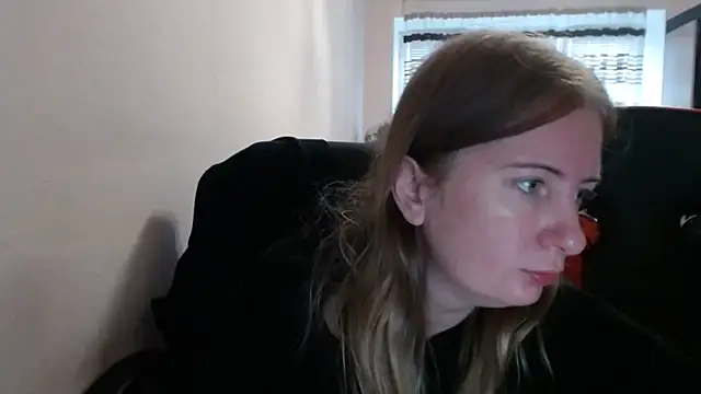 Snapshot of PeterAndJen chatting on 10-09-25, 08:01 PeterAndJen online show from 10-09-25, 08:01