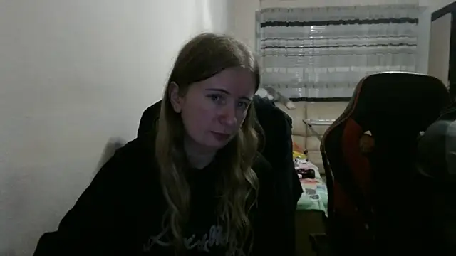 Snapshot of PeterAndJen chatting on 10-10-25, 08:19 PeterAndJen online show from 10-10-25, 08:19