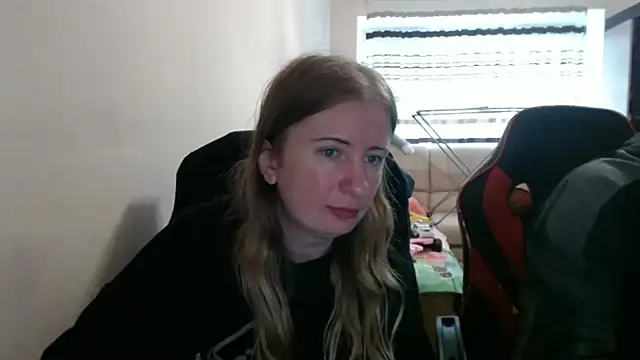 Snapshot of PeterAndJen chatting on 10-11-25, 08:24 PeterAndJen online show from 10-11-25, 08:24