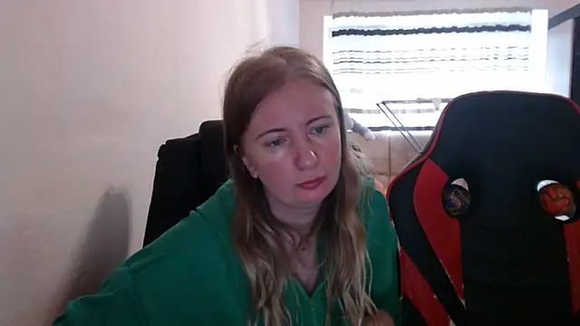 Snapshot of PeterAndJen chatting on 10-17-25, 07:33 PeterAndJen online show from 10-17-25, 07:33