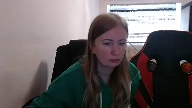 Snapshot of PeterAndJen chatting on 10-20-25, 06:25 PeterAndJen online show from 10-20-25, 06:25