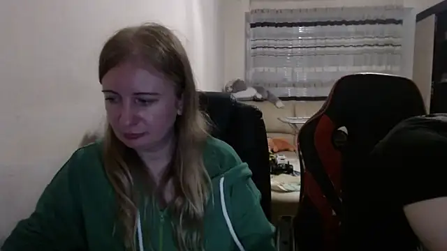 Snapshot of PeterAndJen chatting on 10-21-25, 07:03 PeterAndJen online show from 10-21-25, 07:03