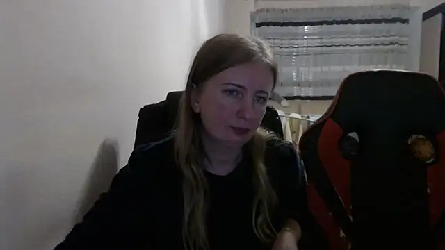 Snapshot of PeterAndJen chatting on 10-28-25, 07:27 PeterAndJen online show from 10-28-25, 07:27