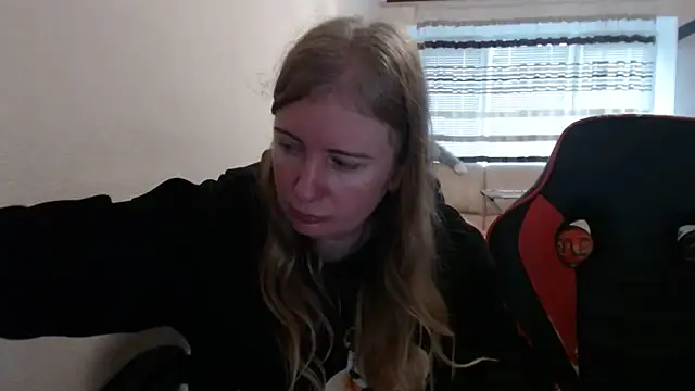 Snapshot of PeterAndJen chatting on 11-21-25, 08:24 PeterAndJen online show from 11-21-25, 08:24