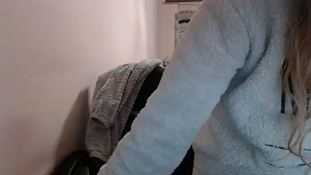 Snapshot of PeterAndJen chatting on 12-15-25, 08:24 PeterAndJen online show from 12-15-25, 08:24