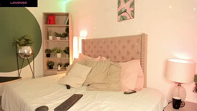 Snapshot of Snooky_Clinton chatting on 01-18-25, 07:48 Snooky Clinton online show from 01-18-25, 07:48