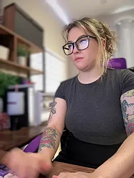 JennKenobi online show from 02-19-25, 06:10