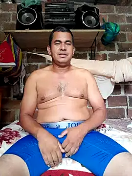 Snapshot of axomen chatting on 12-15-24, 06:48 axomen online show from 12-15-24, 06:48