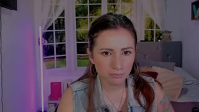 Snapshot of vanessabrown_ chatting on 04-29-26, 04:44 vanessabrown online show from 04-29-26, 04:44