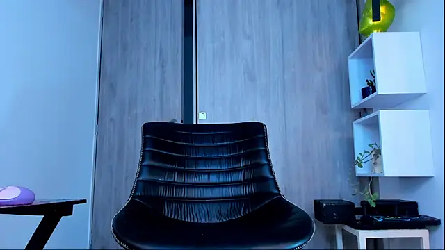 Snapshot of Ricardo_1998 chatting on 02-15-25, 06:44 Ricardo 1998 online show from 02-15-25, 06:44