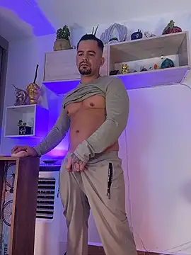 Snapshot of Ricardo_1998 chatting on 10-24-25, 01:57 Ricardo 1998 online show from 10-24-25, 01:57