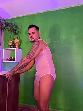 Snapshot of Ricardo_1998 chatting on 11-11-25, 02:00 Ricardo 1998 online show from 11-11-25, 02:00