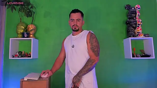 Snapshot of Ricardo_1998 chatting on 11-13-25, 01:48 Ricardo 1998 online show from 11-13-25, 01:48