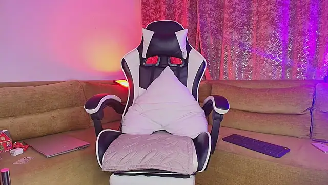 Snapshot of JacoboSwam chatting on 12-16-25, 09:36 JacoboSwam online show from 12-16-25, 09:36