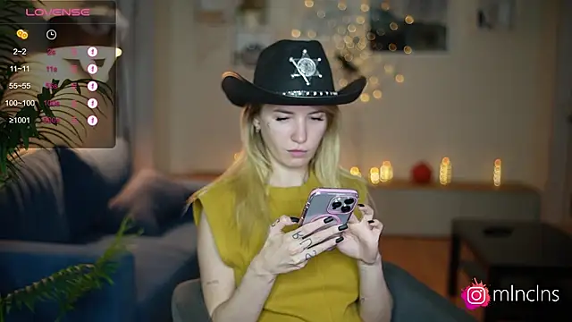 Snapshot of melanielwithu chatting on 10-30-25, 03:35 melanielwithu online show from 10-30-25, 03:35