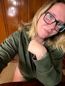 Lizzyloo online show from 11-23-25, 01:27