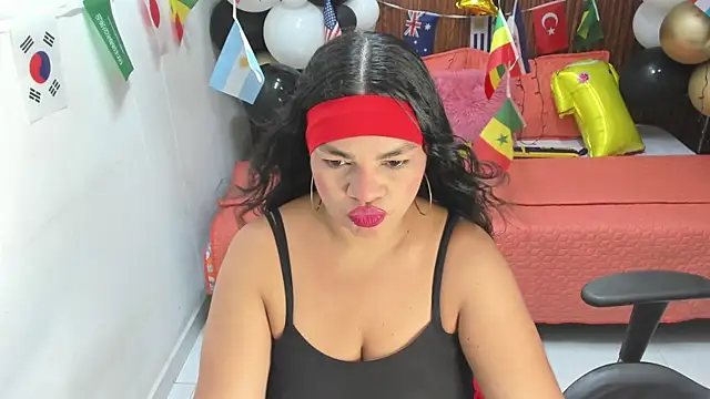 Snapshot of Cloe_35 chatting on 06-15-26, 08:00 Cloe 35 online show from 06-15-26, 08:00